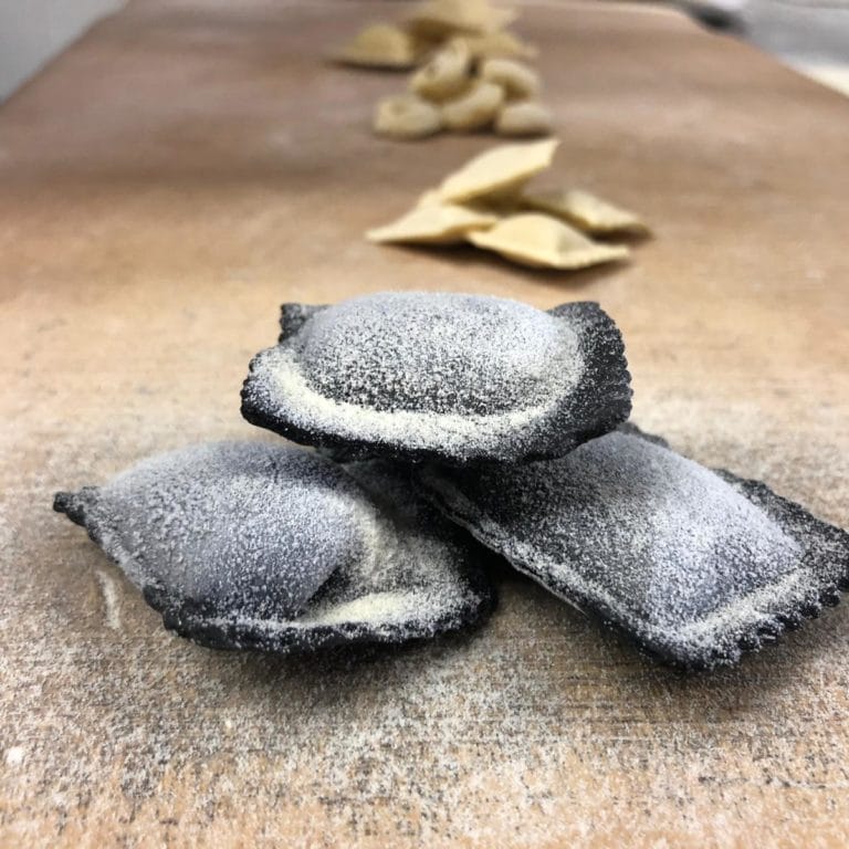 Ravioli al nero di seppia