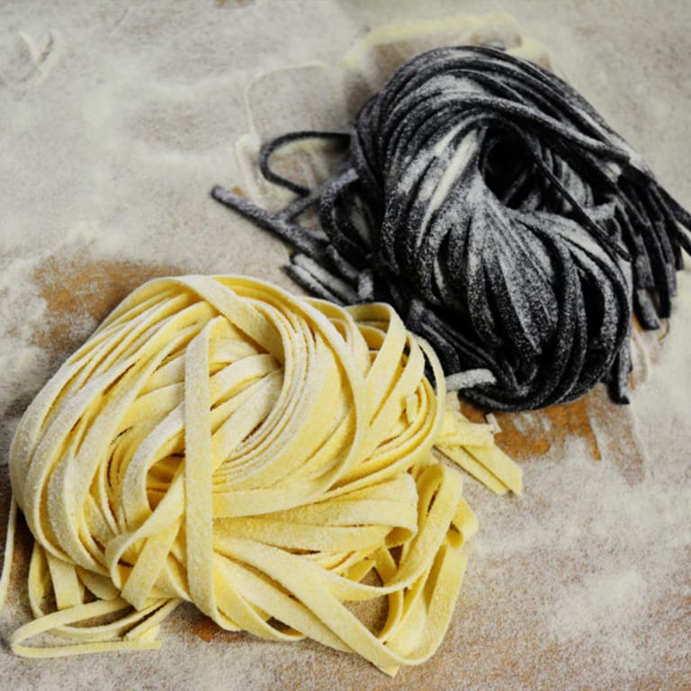 Tagliatelle fresche, al naturale e al nero di seppia